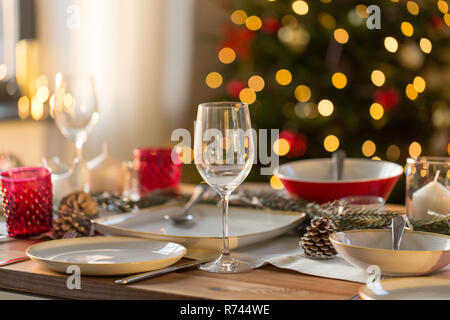 Réglage de la table pour le dîner de Noël à la maison Banque D'Images