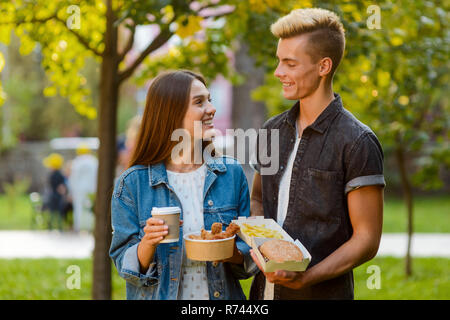 Jeune couple sur une date Banque D'Images