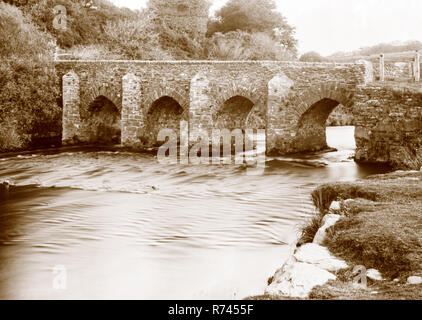 Photographie sépia prise sur un négatif papier dans un appareil photo à plaque de 7 x 5 pouces en 2018 de Landacre Bridge au-dessus de la rivière Barle sur Exmoor, Somerset, Royaume-Uni. Banque D'Images