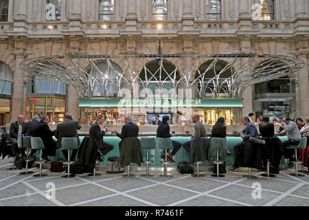 Fortnum & Mason bar à l'époque de Noël, les hommes et les femmes assis à l'intérieur du Royal Exchange et Banque d'Angleterre Ville de London UK KATHY DEWITT Banque D'Images