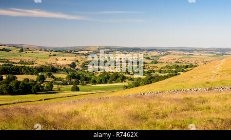 Une mosaïque de champs agricoles et de forêts couvre les collines basses et vallerys du Derbyshire Dales, vue de l'Chelmorton P faible en Angleterre. Banque D'Images