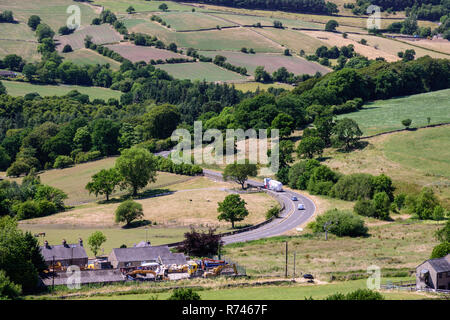 Buxton, England, UK - Juillet 2, 2018 : Un camion-citerne se déplace le long de l'A5004 Route à travers la vallée de Goyt sous les maures du Derbyshire Peak District. Banque D'Images