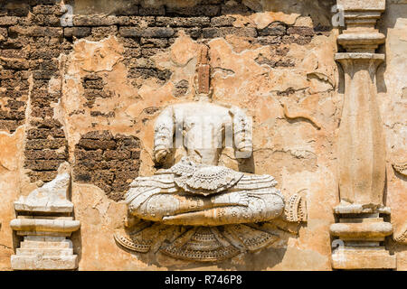 Les reliefs en stuc sur la façade de Maha chedi, Wat Chet Yot, Chiang Mai, Thaïlande Banque D'Images