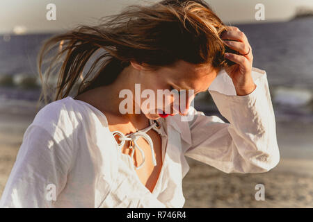 Young woman on beach Banque D'Images