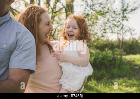Les parents et la fille de prendre walk in park Banque D'Images
