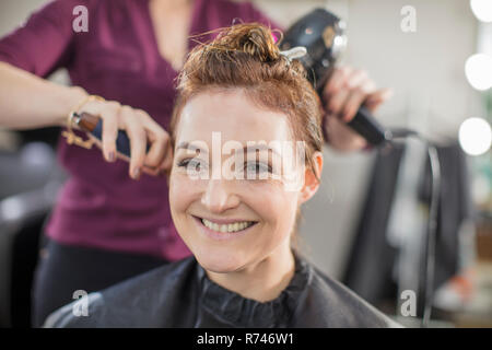 Coup coiffure cheveux du client de séchage dans le salon Banque D'Images