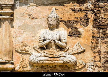 Les reliefs en stuc sur la façade de Maha chedi, Wat Chet Yot, Chiang Mai, Thaïlande Banque D'Images