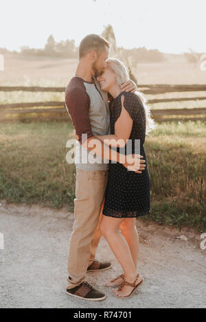 Couple romantique petite amie sur front sur piste rurale Banque D'Images