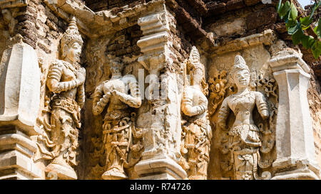 Les reliefs en stuc sur la façade de Maha chedi, Wat Chet Yot, Chiang Mai, Thaïlande Banque D'Images