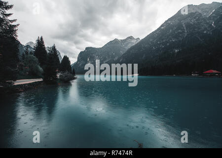 Paysage avec lac et montagnes enneigées, Dolomites, Italie Banque D'Images