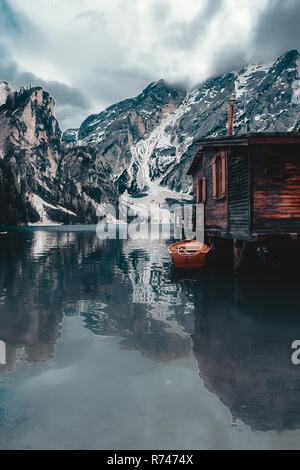 Paysage avec cabane au bord du lac et montagnes enneigées, Dolomites, Italie Banque D'Images