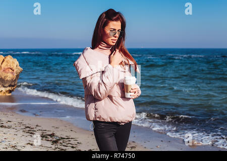 Élégant Mid adult woman strolling on beach café à emporter, Odessa, Odeska oblast, Ukraine Banque D'Images