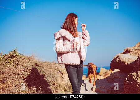 Mid adult woman on beach promener son chien, Odessa, Odeska oblast, Ukraine Banque D'Images