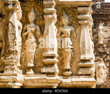 Les reliefs en stuc sur la façade de Maha chedi, Wat Chet Yot, Chiang Mai, Thaïlande Banque D'Images