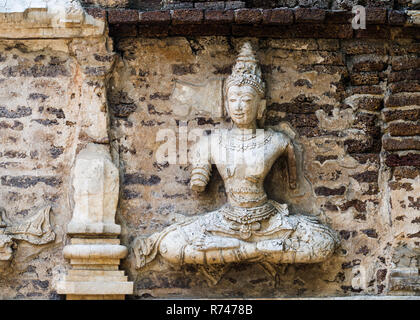 Les reliefs en stuc sur la façade de Maha chedi, Wat Chet Yot, Chiang Mai, Thaïlande Banque D'Images