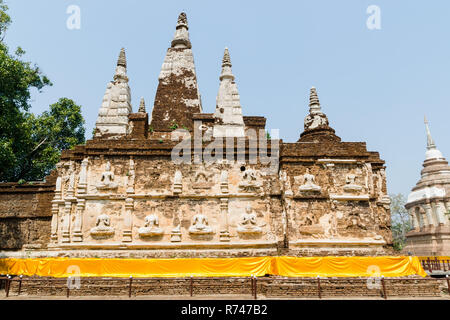 Les reliefs en stuc sur la façade de Maha chedi, Wat Chet Yot, Chiang Mai, Thaïlande Banque D'Images