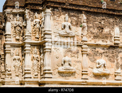 Les reliefs en stuc sur la façade de Maha chedi, Wat Chet Yot, Chiang Mai, Thaïlande Banque D'Images