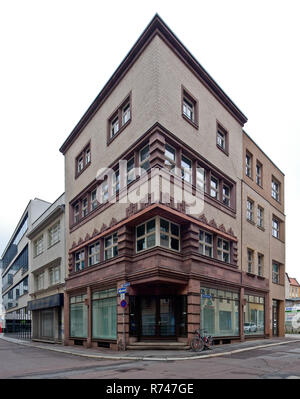 Halle an der Saale, Neunhäuser, 5 Wohn-u Geschäftshaus, erbaut 1927 Ziegelbau expressionistischer Werksteingliederung, mit, vormals Biobauernhof Tonimörtl Schnee Banque D'Images