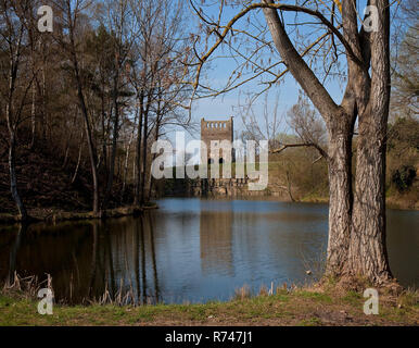 Hundisburg, Turmruine von Osten der ehem. Kirche des Mitte des 15. Jhd. wüst gefallenen Dorfes über den Steinbruchsee NORDHUSEN gesehen Banque D'Images