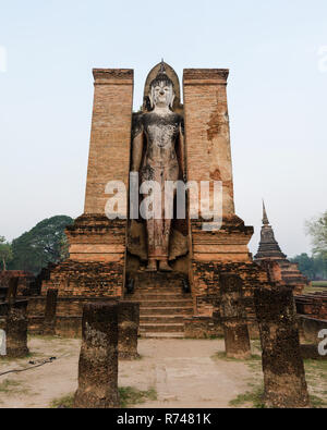 Sculpture Bouddha Debout dans Wat Mahathat, Sukhothai, Thaïlande Banque D'Images