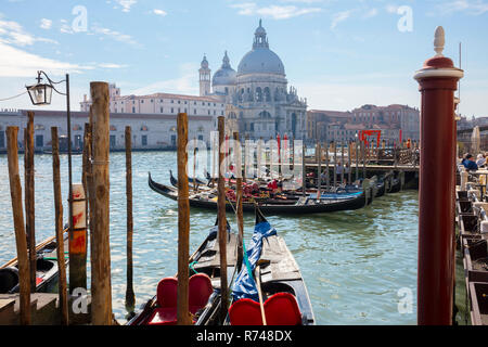 Gondoles sur le Grand canal près de l'église de Saint Maria della Salute, Venise, Vénétie, Italie Banque D'Images