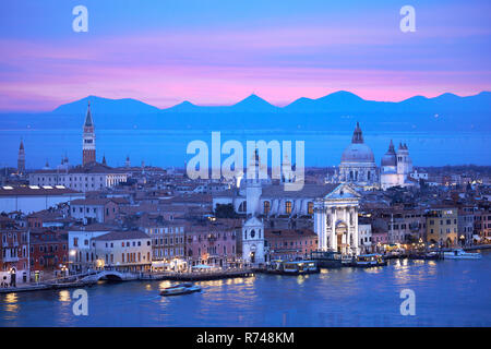 Paysage urbain pittoresque sur canal Giudecca la nuit, Venise, Vénétie, Italie Banque D'Images