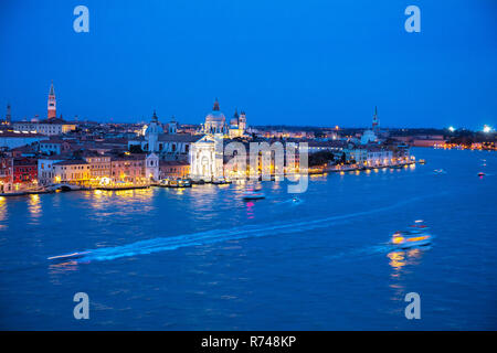 Paysage urbain pittoresque sur canal Giudecca la nuit, Venise, Vénétie, Italie Banque D'Images