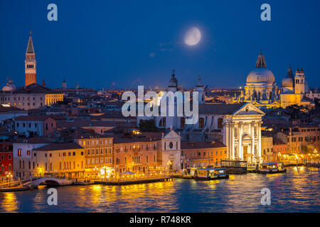 Paysage panoramique avec canal Giudecca waterfront la nuit, Venise, Vénétie, Italie Banque D'Images