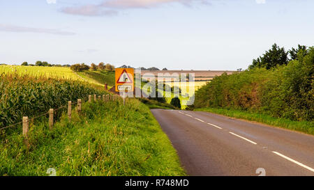 Une route de campagne à travers les rouleaux de collines et de vallées de terres agricoles entre champs et sur la Sherborne Wincanton Somerset et Dorset frontière. Banque D'Images