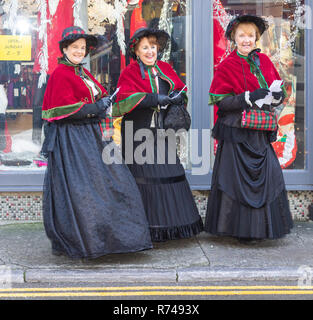 Dames en robe victorienne shopping de Noël. Banque D'Images