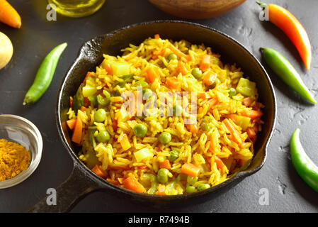 Close up de pilaf végétarien dans la poêle sur la table en pierre noire Banque D'Images