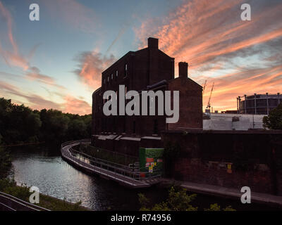 Londres, Angleterre, Royaume Uni - 15 juin 2017 : soleil se couche derrière la brique LNER Coal immeuble de bureaux sur Regent's Canal dans le King's Cross la régénération urbaine neig Banque D'Images