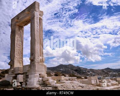 Portara ou temple d'Apollon sur l'île de Palatia à côté de l'île de Naxos, Grèce Banque D'Images