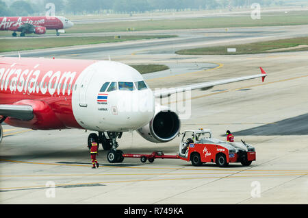 Thai AirAsia sur pushback, de l'aéroport de Bangkok, Thaïlande Banque D'Images