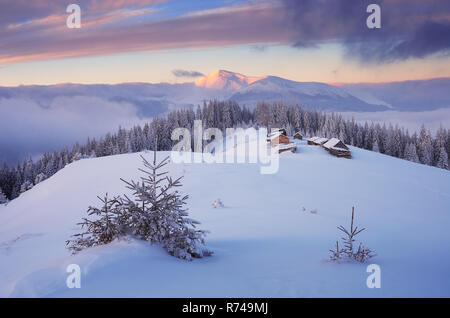 Beau paysage de Noël. À l'aube dans les montagnes. Le village de bergers. La neige fraîche. Carpates, l'Ukraine, l'Europe Banque D'Images