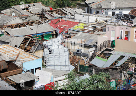 Un certain nombre de construction de toits sont considérées être endommagés par les tornades dans la région. Batu Tulis Forte pluie accompagnée d'une petite tornade a touché le Batutulis dans le sud-ouest de l'île de Java et Bogor où 1 personne a été trouvé mort dans la catastrophe. Banque D'Images