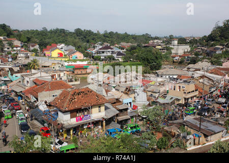 Un certain nombre de construction de toits sont considérées être endommagés par les tornades dans la région. Batu Tulis Forte pluie accompagnée d'une petite tornade a touché le Batutulis dans le sud-ouest de l'île de Java et Bogor où 1 personne a été trouvé mort dans la catastrophe. Banque D'Images