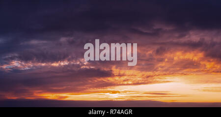 Ciel Coucher de soleil. Ciel dramatique lumineux avec des nuages. Jaune, Orange et Magenta Couleurs. Panorama Banque D'Images