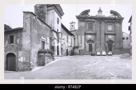 Ombrie Terni Calvi dell'Umbria S. Antonio, c'est mon l'Italie, l'Italie Pays de l'histoire visuelle, de l'extérieur et une vue sur l'intérieur de l'intérieur de l'église haute Renaissance et baroque peintures et sculptures en bois rare d'un groupe de sculptures de 30 chiffres datant du milieu du 16ème siècle. 1984 Photo Banque D'Images
