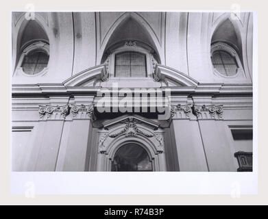 Ombrie Terni Calvi dell'Umbria S. Antonio, c'est mon l'Italie, l'Italie Pays de l'histoire visuelle, de l'extérieur et une vue sur l'intérieur de l'intérieur de l'église haute Renaissance et baroque peintures et sculptures en bois rare d'un groupe de sculptures de 30 chiffres datant du milieu du 16ème siècle. 1984 Photo Banque D'Images