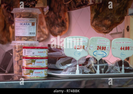 Tolède, Espagne - 27 avril 2018 - Vitrine d'appétissants de la charcuterie et du jambon fumé espagnol un jour de printemps Banque D'Images