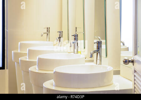 Ligne de lavage blanc lavabo vasque et robinet de la salle de bain avec miroir intérieur Banque D'Images