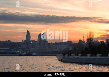 Coucher de soleil sur la mer boulevards à Bakou Banque D'Images