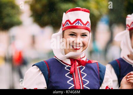 Gomel, Bélarus - 3 juillet 2018 : Jeune femme en biélorusse traditionnel national ethnique robe costume folklorique Smiling at Camera Banque D'Images