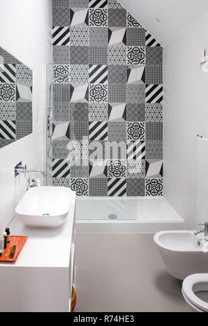 Loft moderne salle de bains avec haut plafond, cabine de douche et de porcelaine monochrome noir et blanc carreaux de mur. Banque D'Images