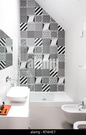 Loft moderne salle de bains avec haut plafond, cabine de douche et de porcelaine monochrome noir et blanc carreaux de mur. Banque D'Images