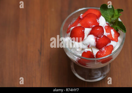 Délicieuse crème glacée avec des fraises et de feuilles de menthe Banque D'Images