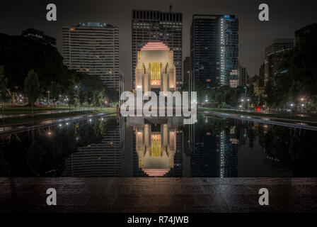 War Memorial et reflet dans Sydney Hyde Park Banque D'Images