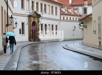 Deux filles dans la Prague des pluies Banque D'Images