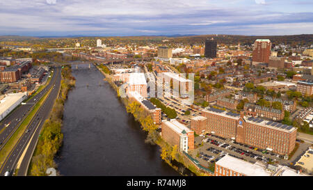 La route passe à côté de la rivière Merrimack dans le noyau urbain du centre-ville de Manchester, New Hampshire Banque D'Images